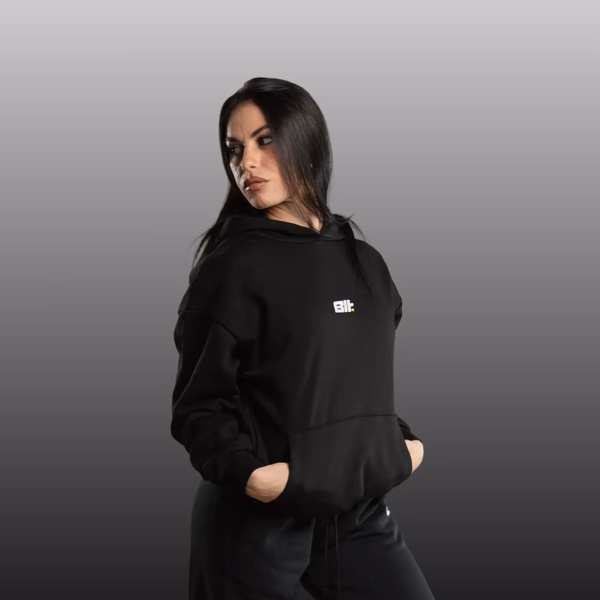 foto di ua modella con indosso la felpa Pump Cover Builtdifferent vista da davanti