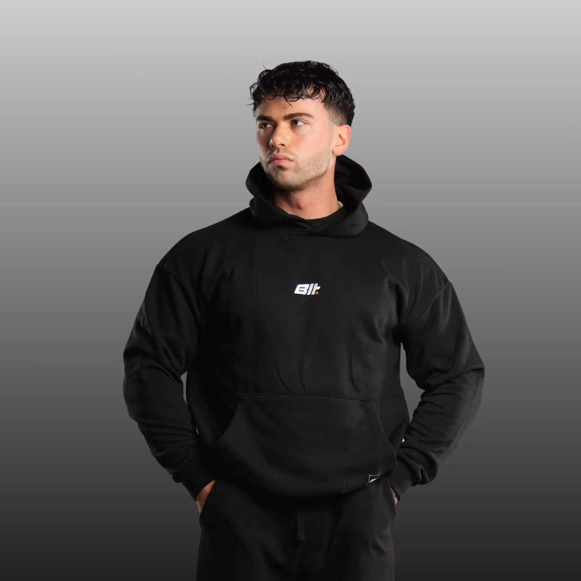 foto di un modello con indosso la felpa Pump Cover Builtdifferent vista da davanti