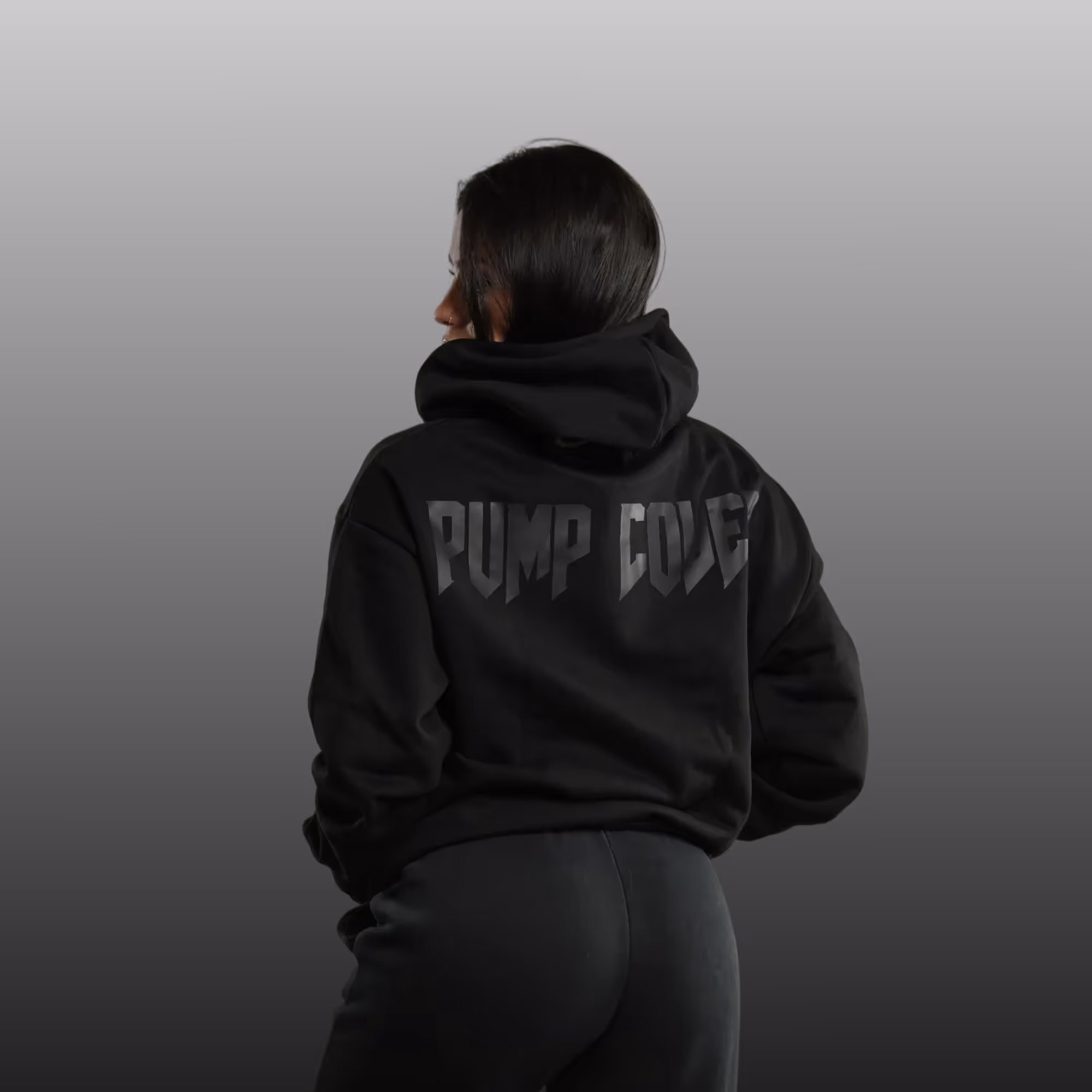 foto di una modella con indosso la felpa Pump Cover Builtdifferent vista da dietro