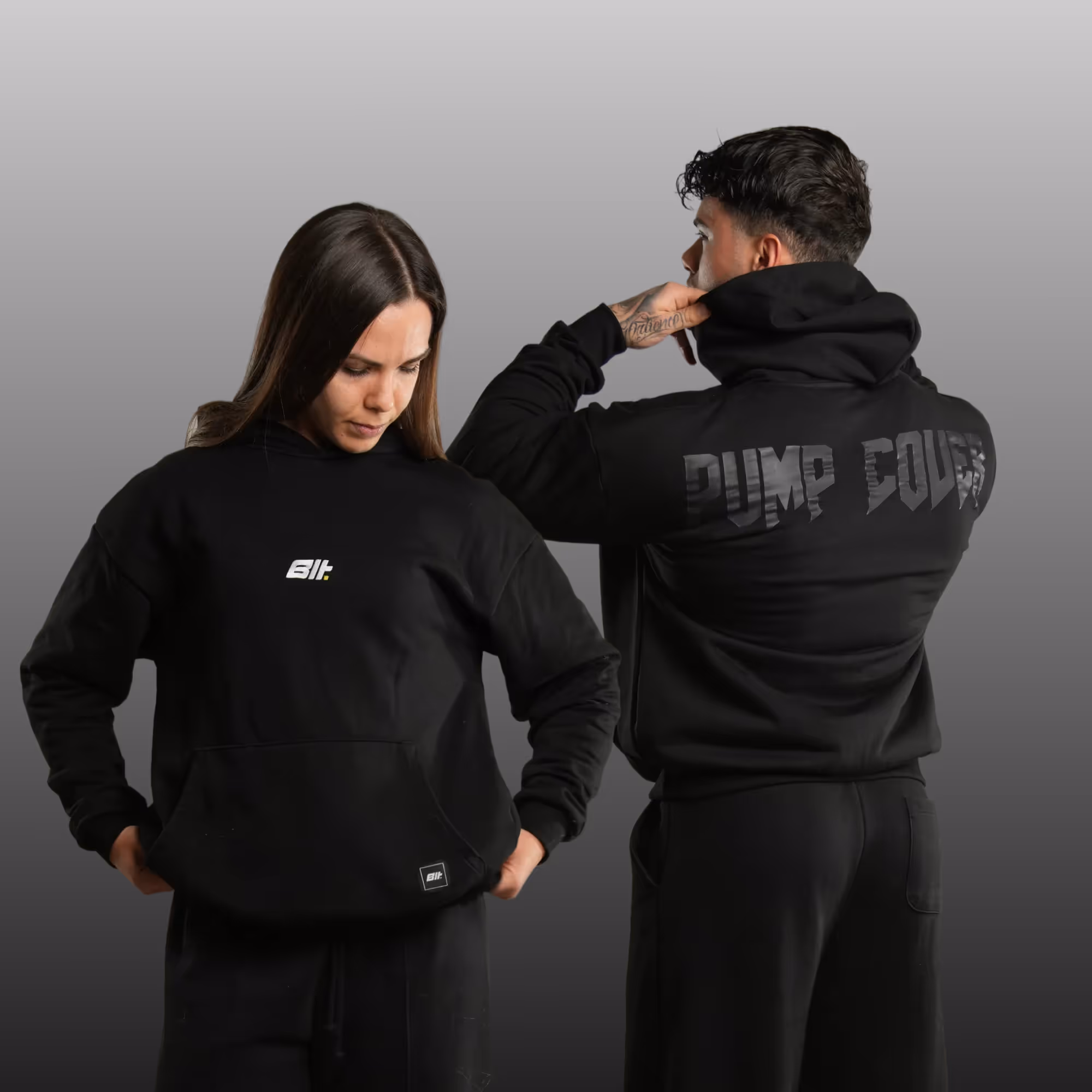 foto di due modelli con indosso la felpa Pump Cover Builtdifferent vista da davanti e da dietro