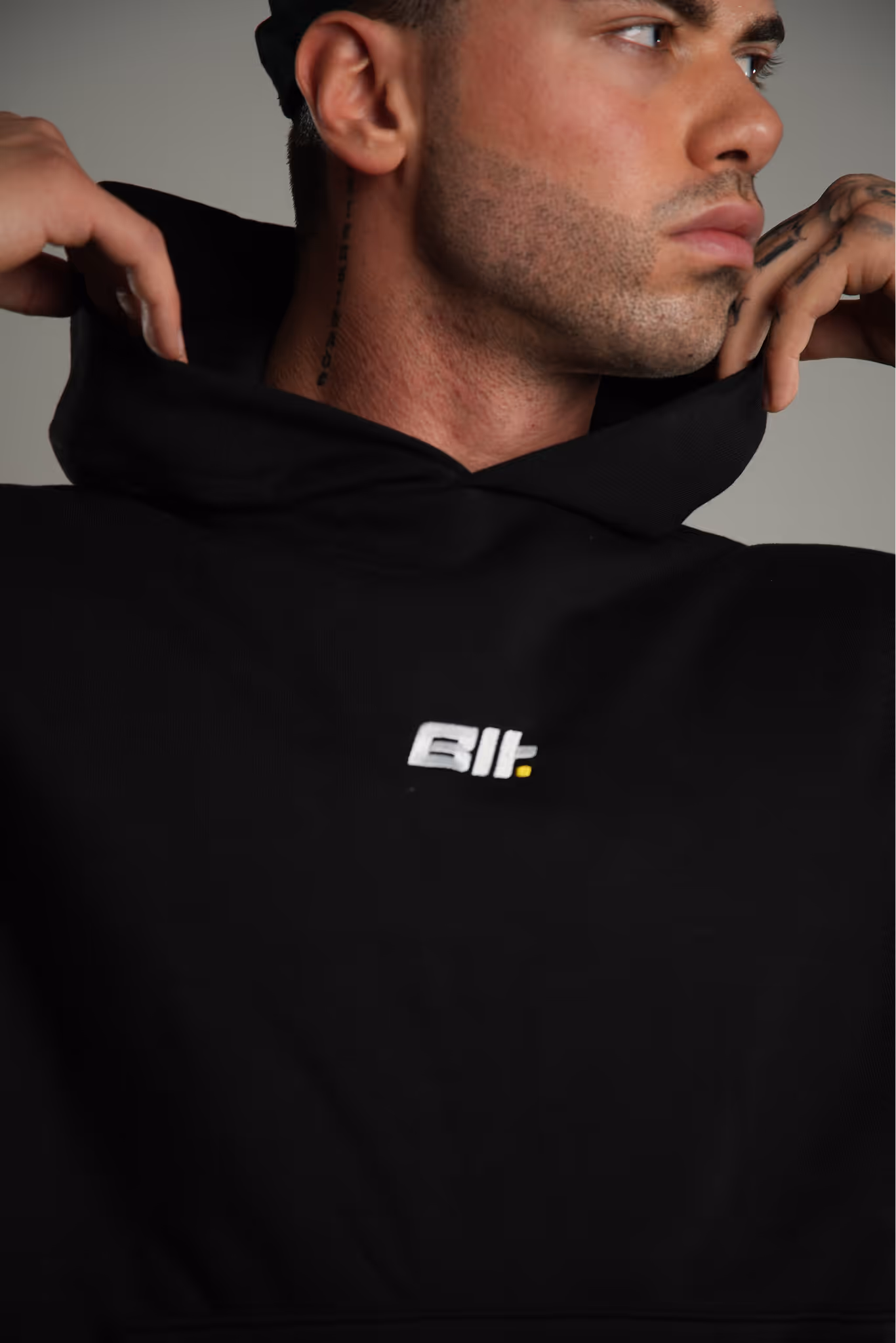 foto di un modello Builtdifferent con indosso la Felpa Pump Cover Builtdifferent