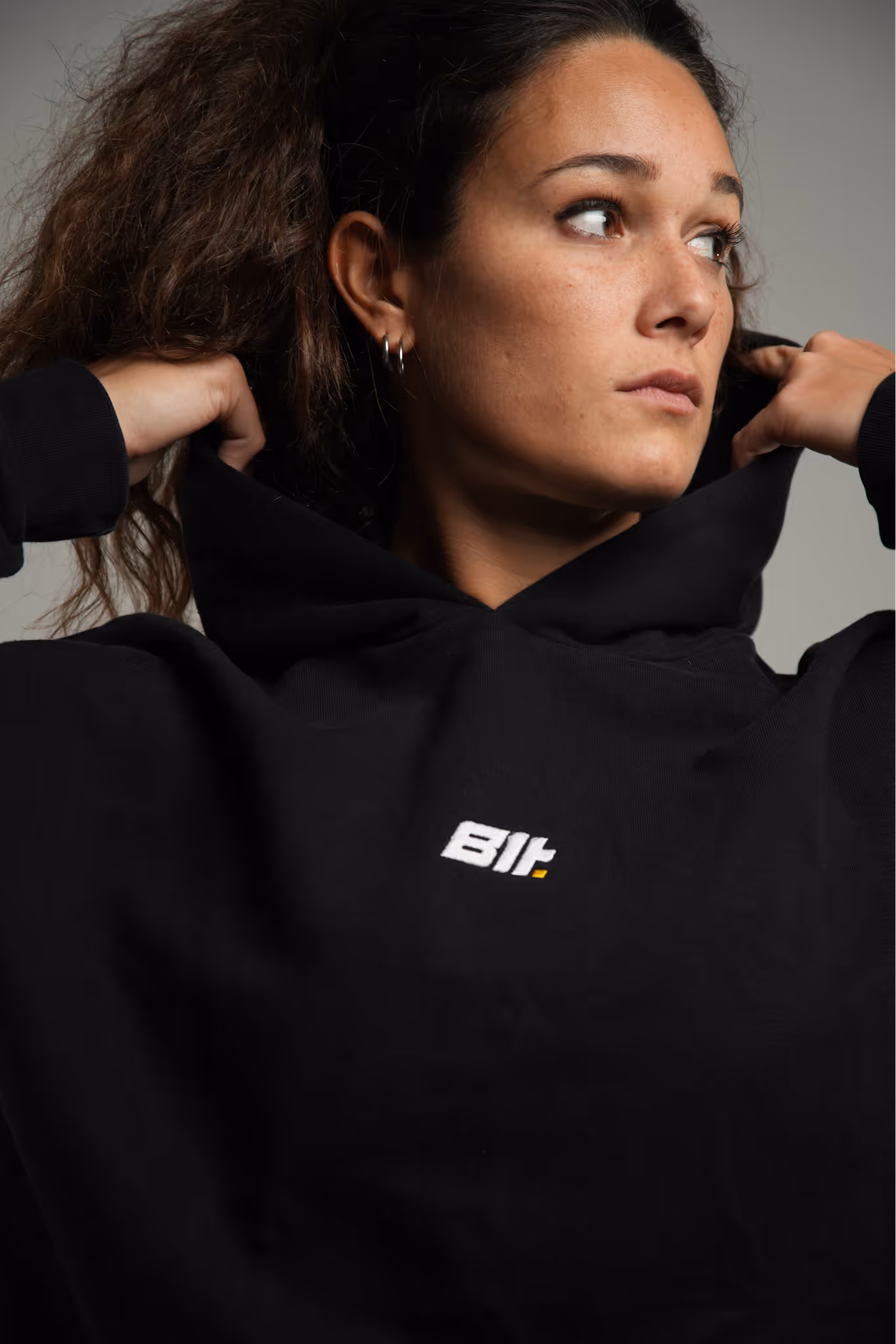 foto di una modella Builtdifferent con indosso la Felpa Pump Cover Builtdifferent