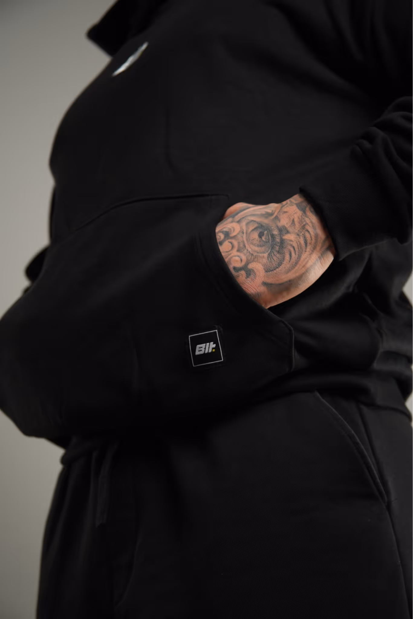 foto di un modello Builtdifferent con indosso la Felpa Pump Cover Builtdifferent