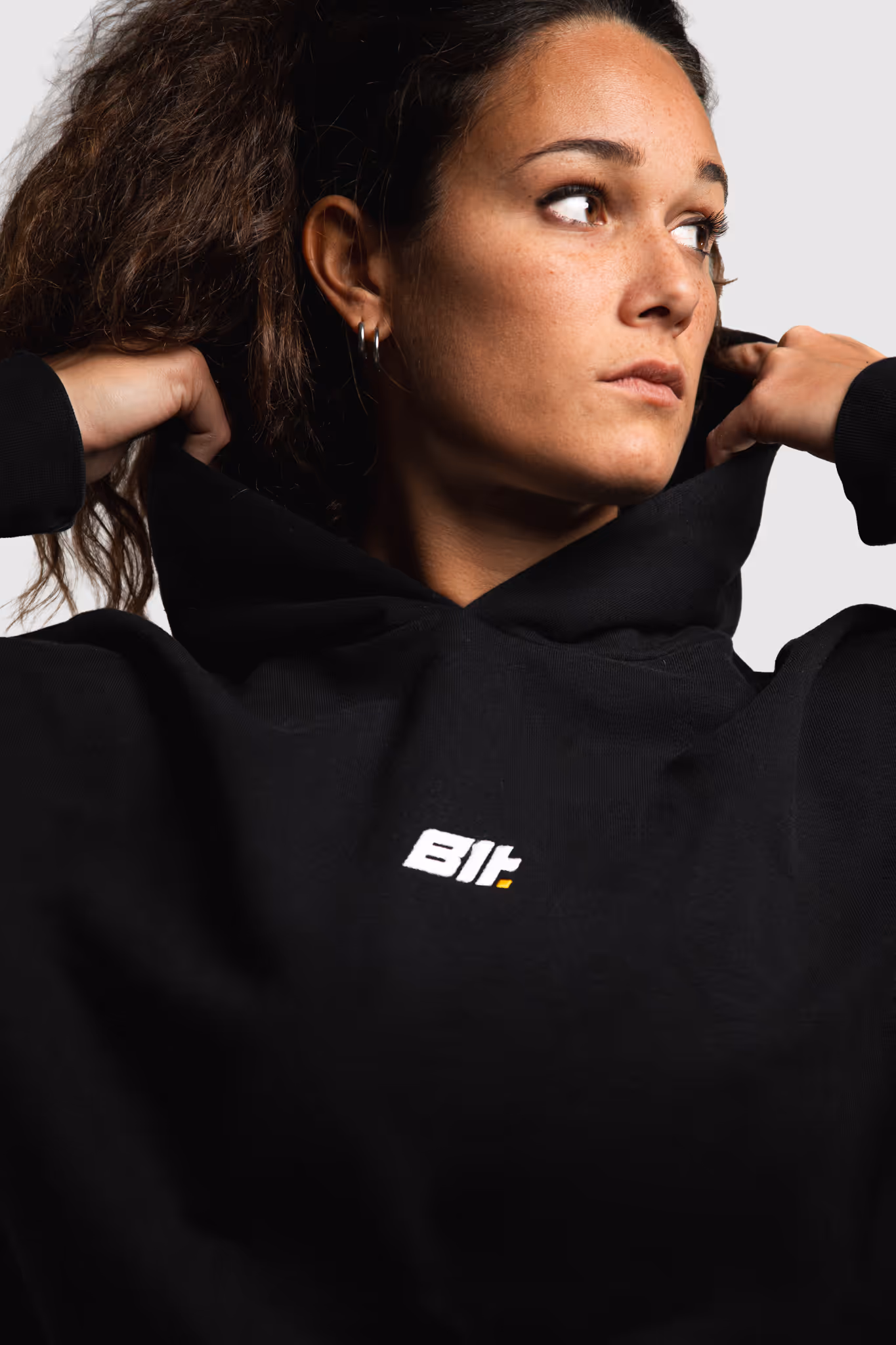 foto di una modella Builtdifferent con indosso la Felpa Pump Cover Builtdifferent