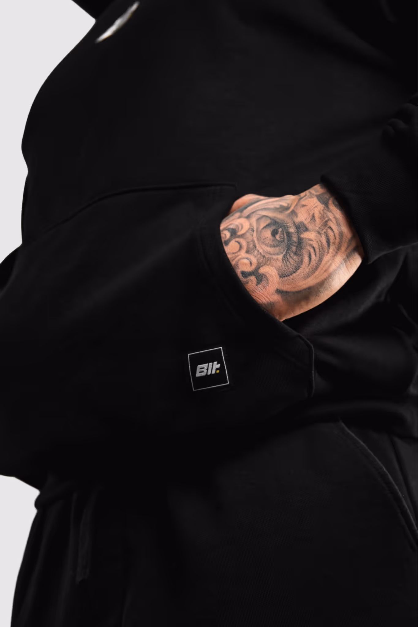 foto di un modello Builtdifferent con indosso la Felpa Pump Cover Builtdifferent