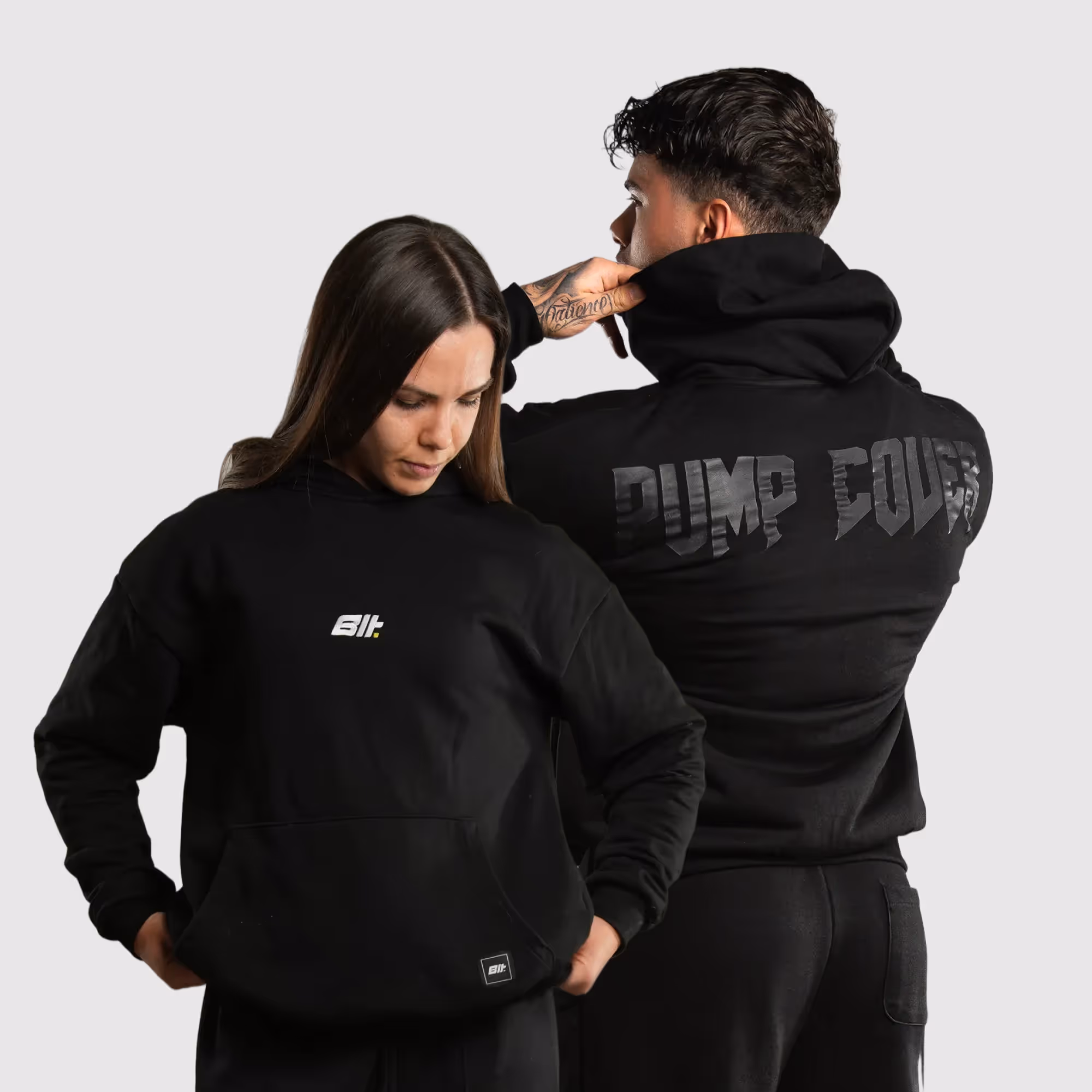foto di due modelli con indosso la felpa Pump Cover Builtdifferent vista da davanti e da dietro