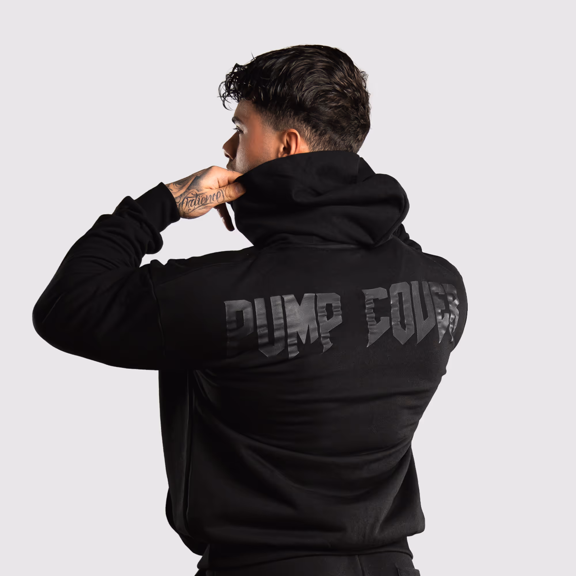 foto di un modello con indosso la felpa Pump Cover Builtdifferent vista da dietro