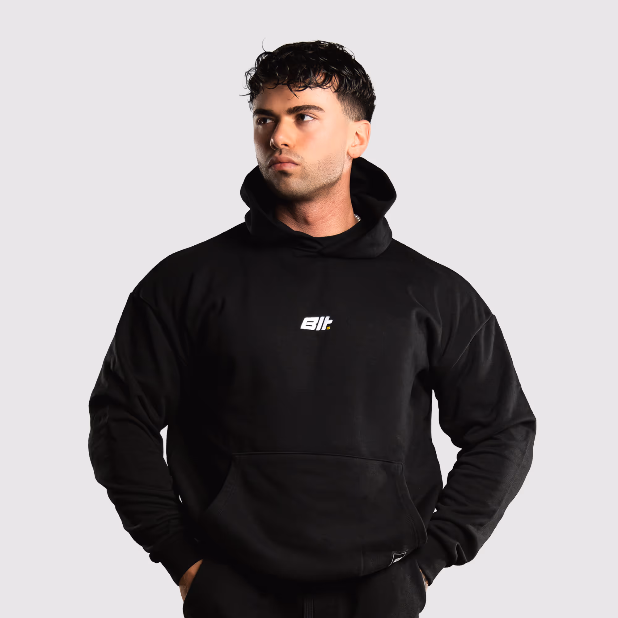 foto di un modello con indosso la felpa Pump Cover Builtdifferent vista da davanti