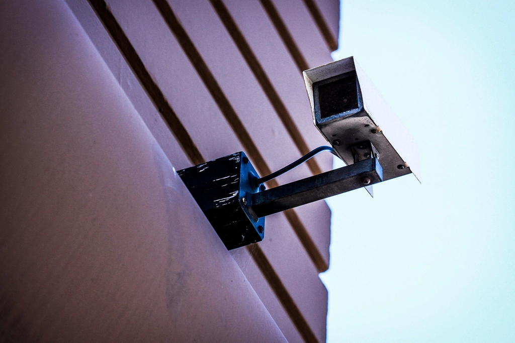 Caméra de surveillance sur une façade, secteur sécurité privée