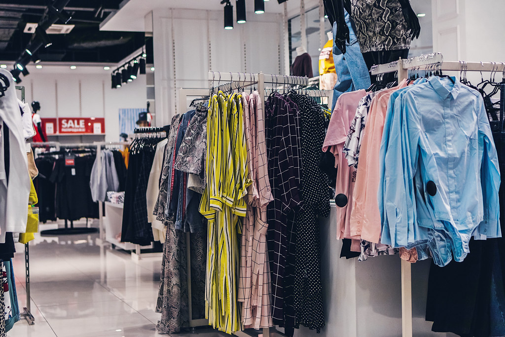 Interieur d'un magasin de pret-a-porter