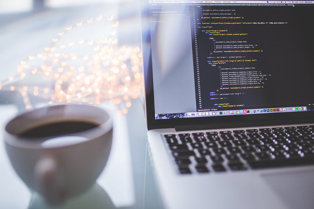 Developpeur devant un ecran de code