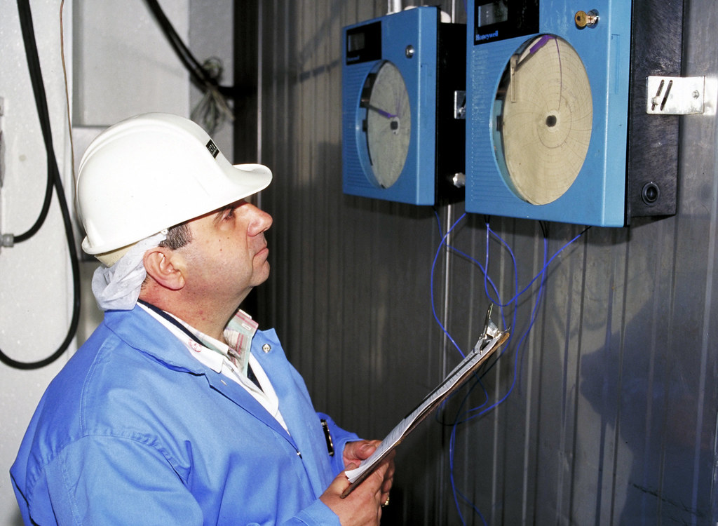 Technicien relevant les enregistreurs de température