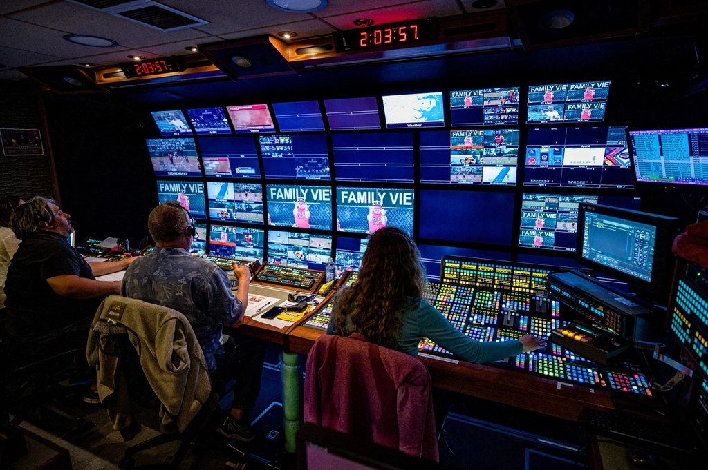 Régie broadcast et mur d'écrans de contrôle