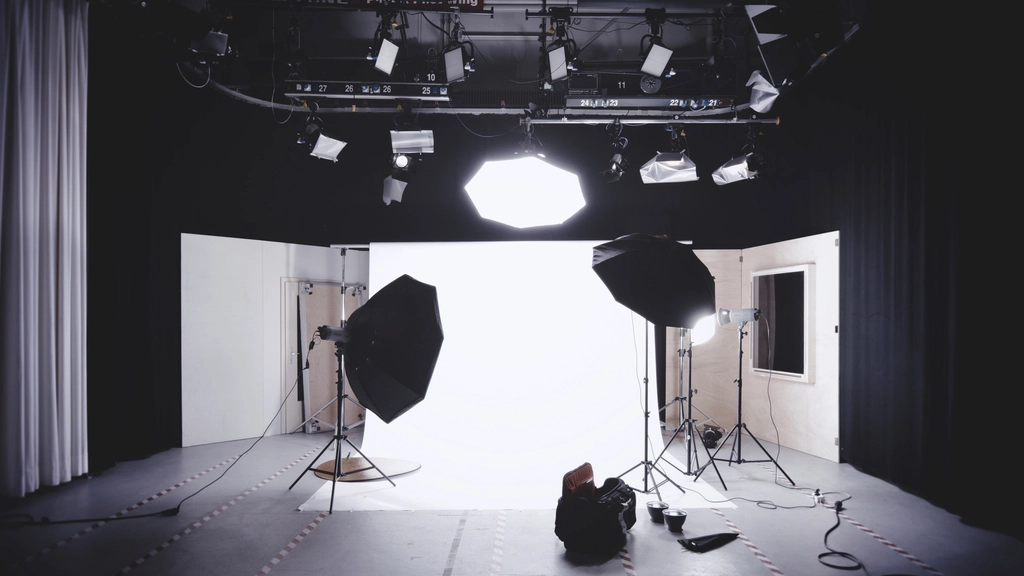 Studio de tournage éclairé, plan large