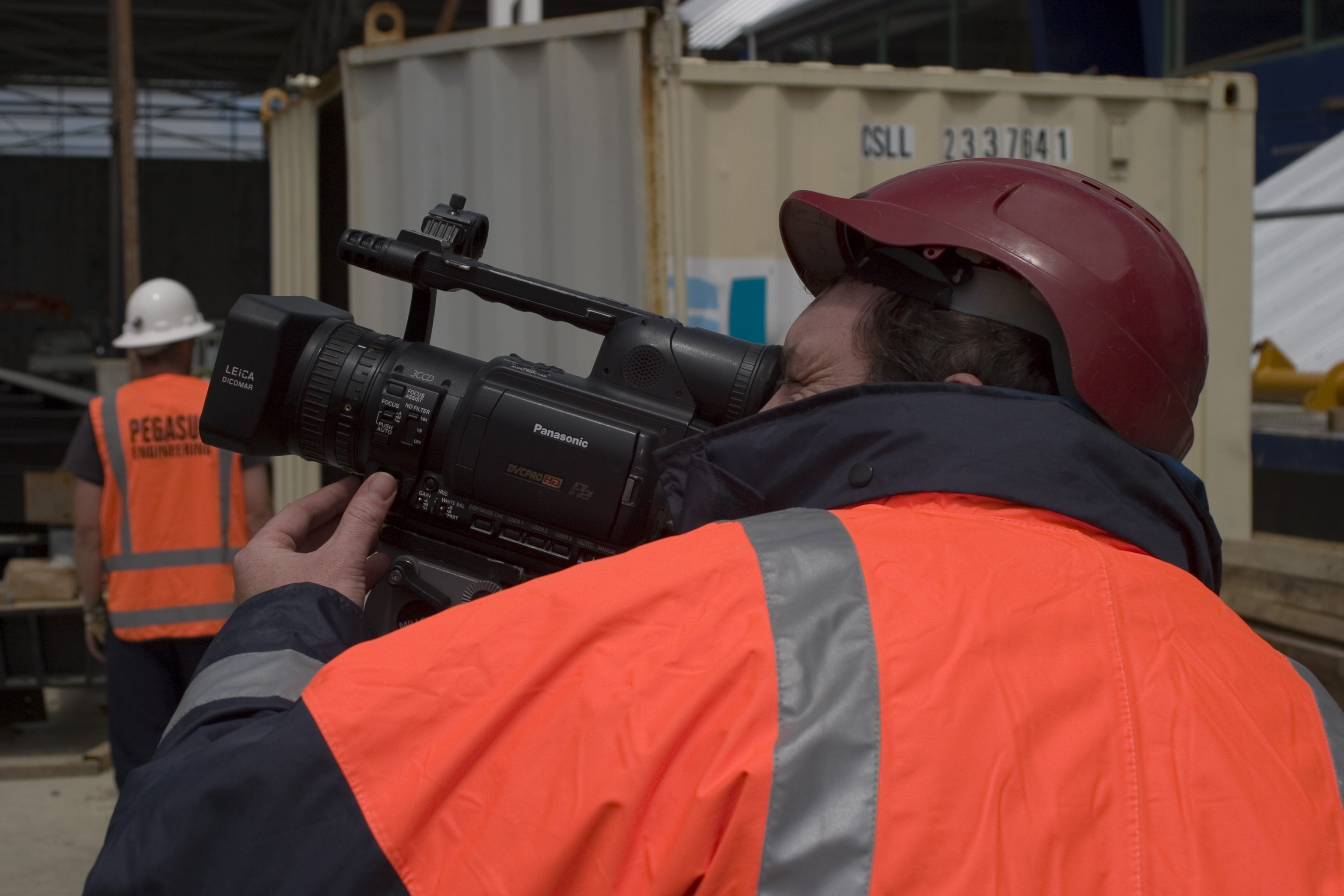 Technicien image en reportage sur le terrain