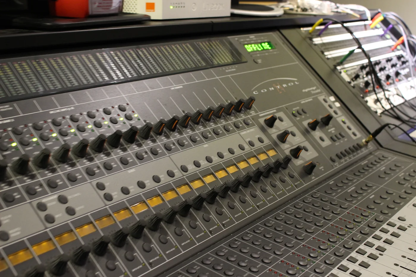 Console de mixage audio en régie