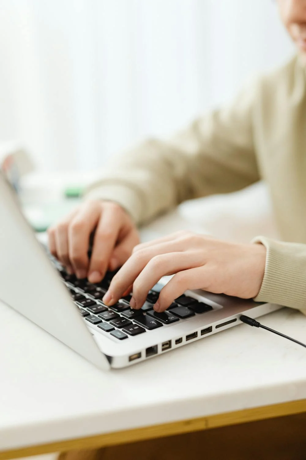 Mains tapant sur le clavier d'un ordinateur portable