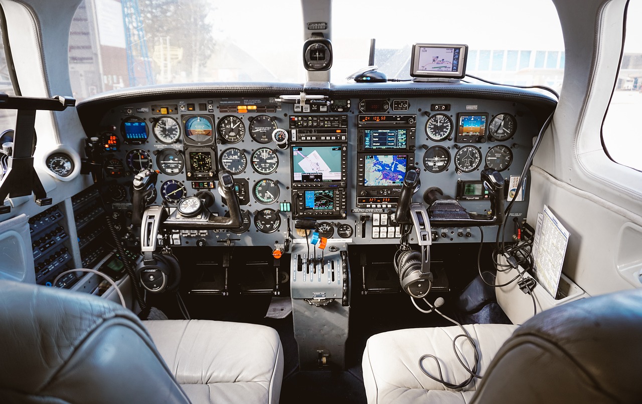 Poste de pilotage d'un avion et ses instruments de bord