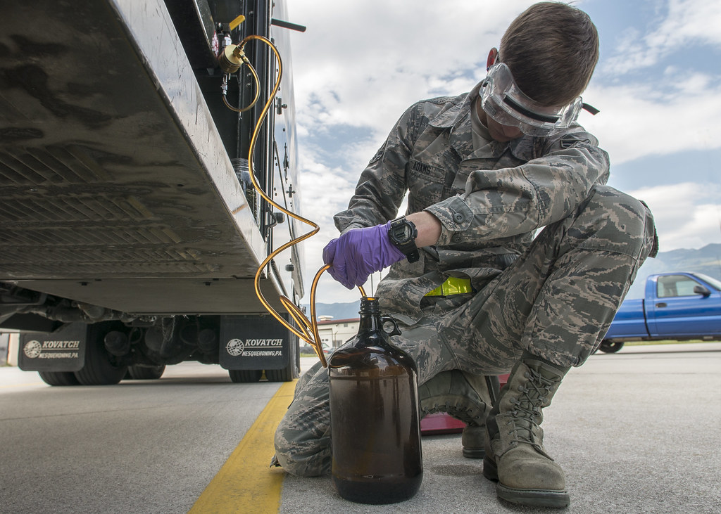 Técnico tomando una muestra de combustible para su análisis