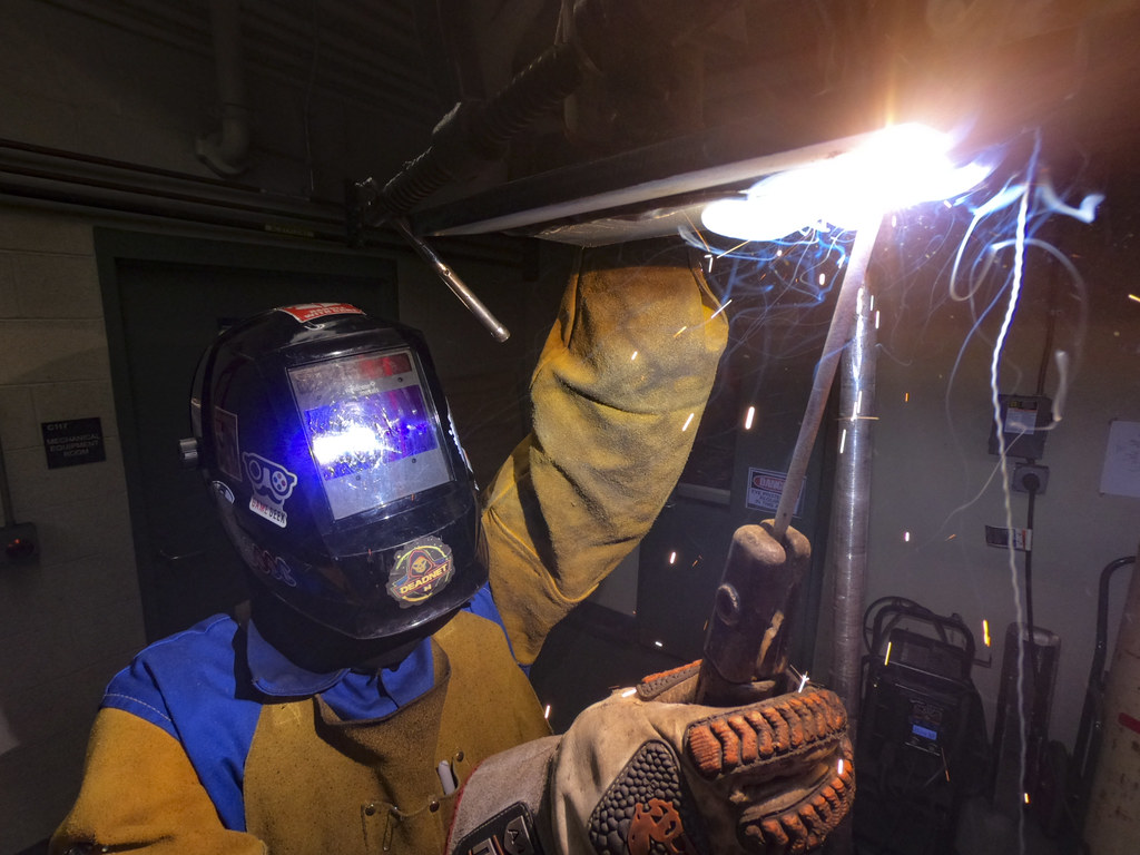Soudeurs au travail en atelier
