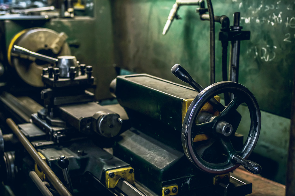 Machines-outils dans un atelier d'usinage