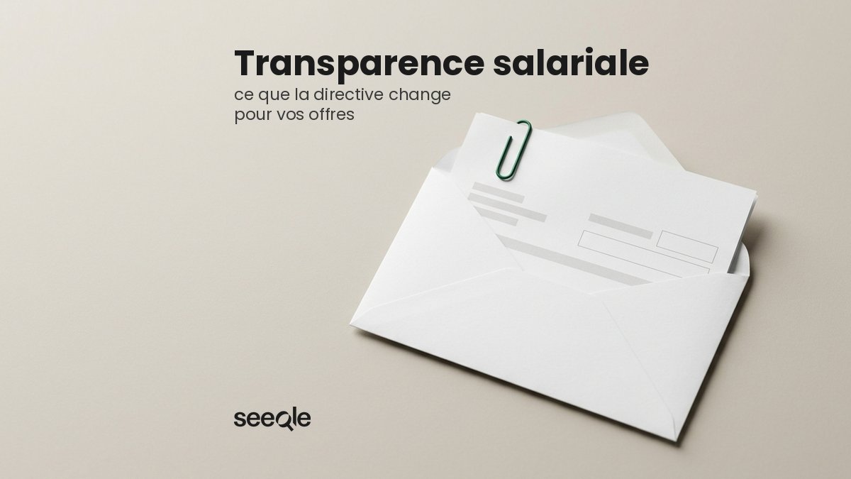 Enveloppe de salaire blanche ouverte avec fiche de paie et trombone vert