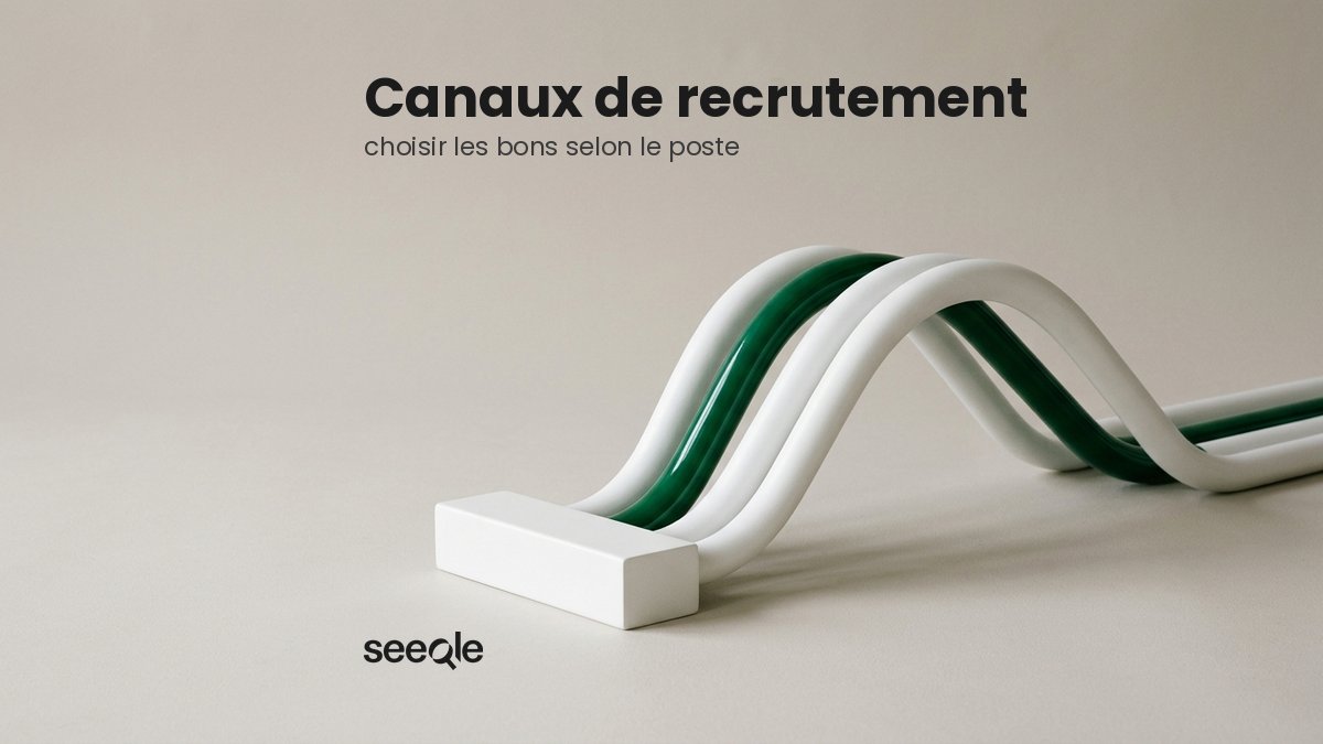 Tuyaux blancs et un tuyau vert qui convergent vers un seul raccord