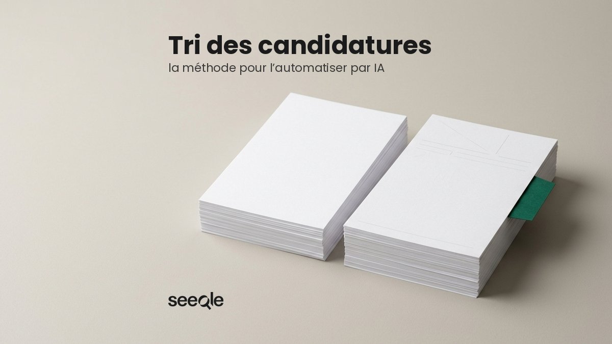 Deux piles de CV blancs triées, une fiche marquée d’un onglet vert
