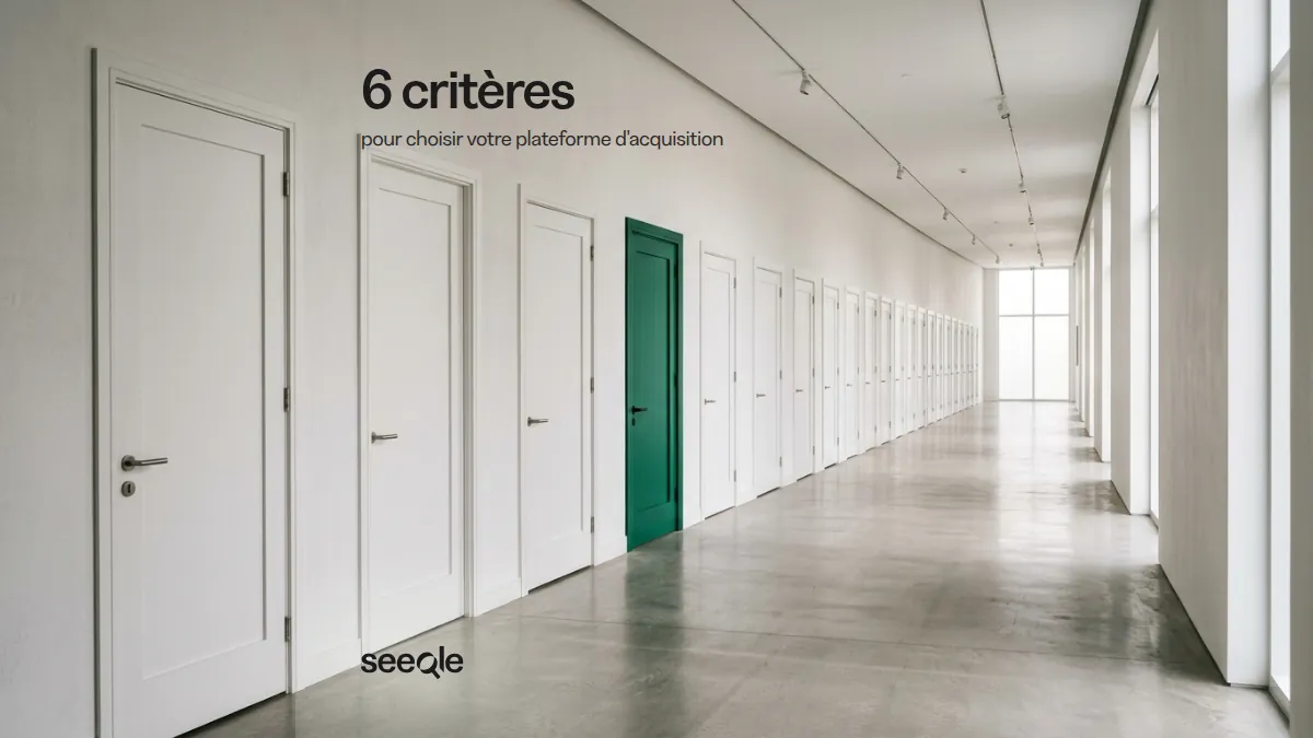Couloir de portes blanches dont une verte : 6 criteres pour choisir sa plateforme d'acquisition