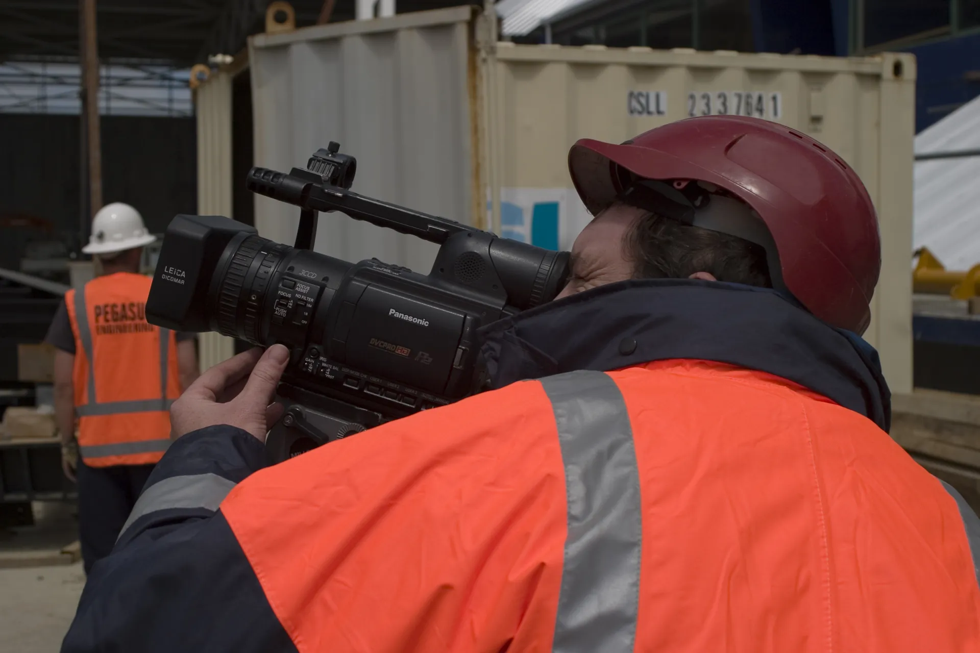 Technicien image en reportage sur le terrain