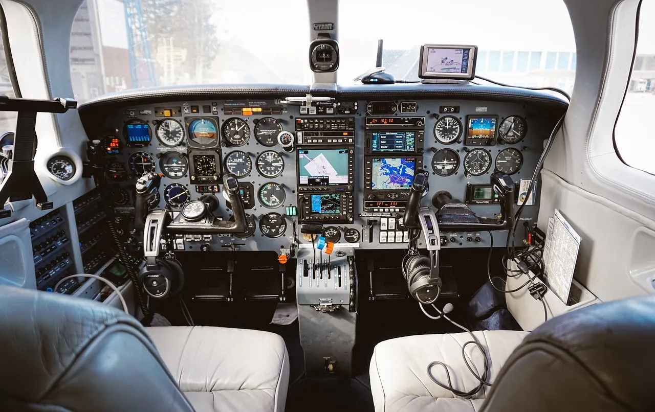 Poste de pilotage d'un avion et ses instruments de bord