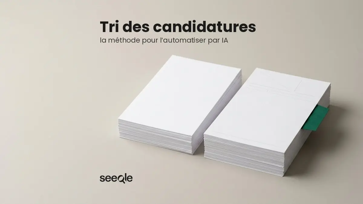 Deux piles de CV blancs triées, une fiche marquée d’un onglet vert