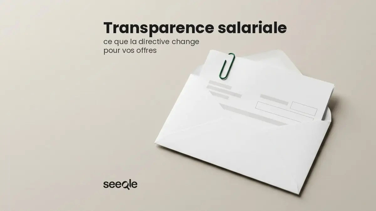 Enveloppe de salaire blanche ouverte avec fiche de paie et trombone vert