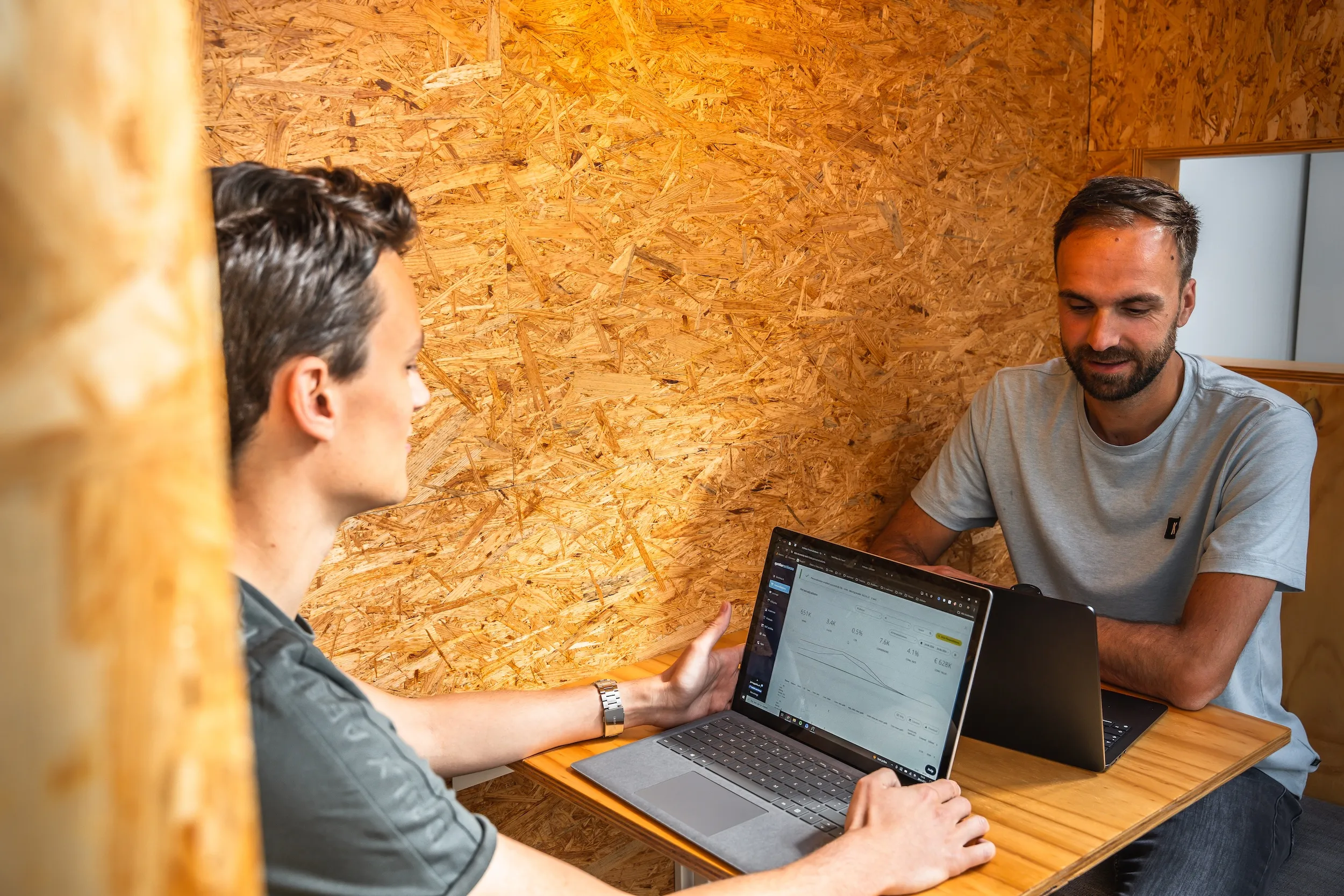 Twee DAYLEE-collega's bespreken een e-mailflow op de laptop
