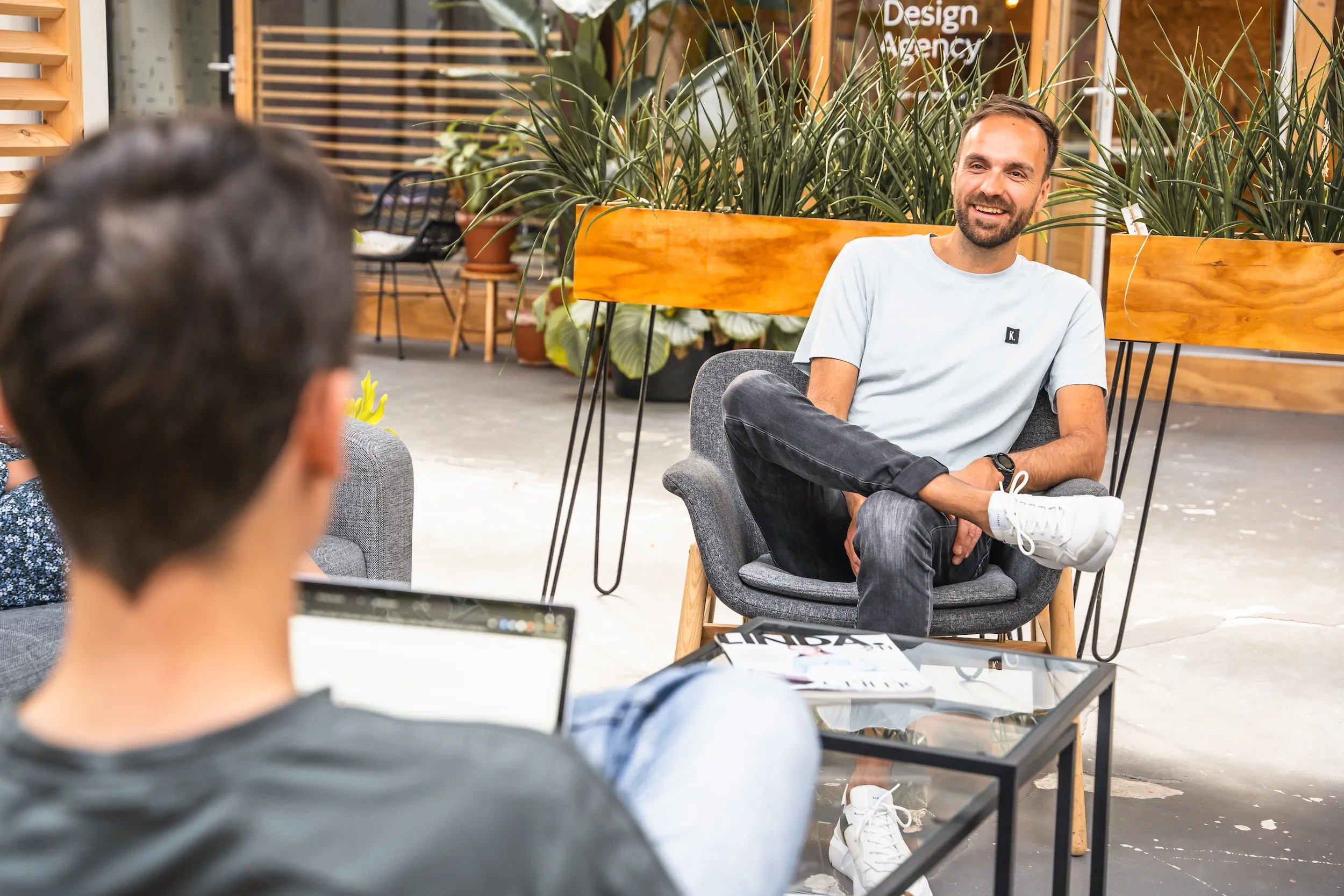 Twee collega's van DAYLEE overleggen samen achter een laptop