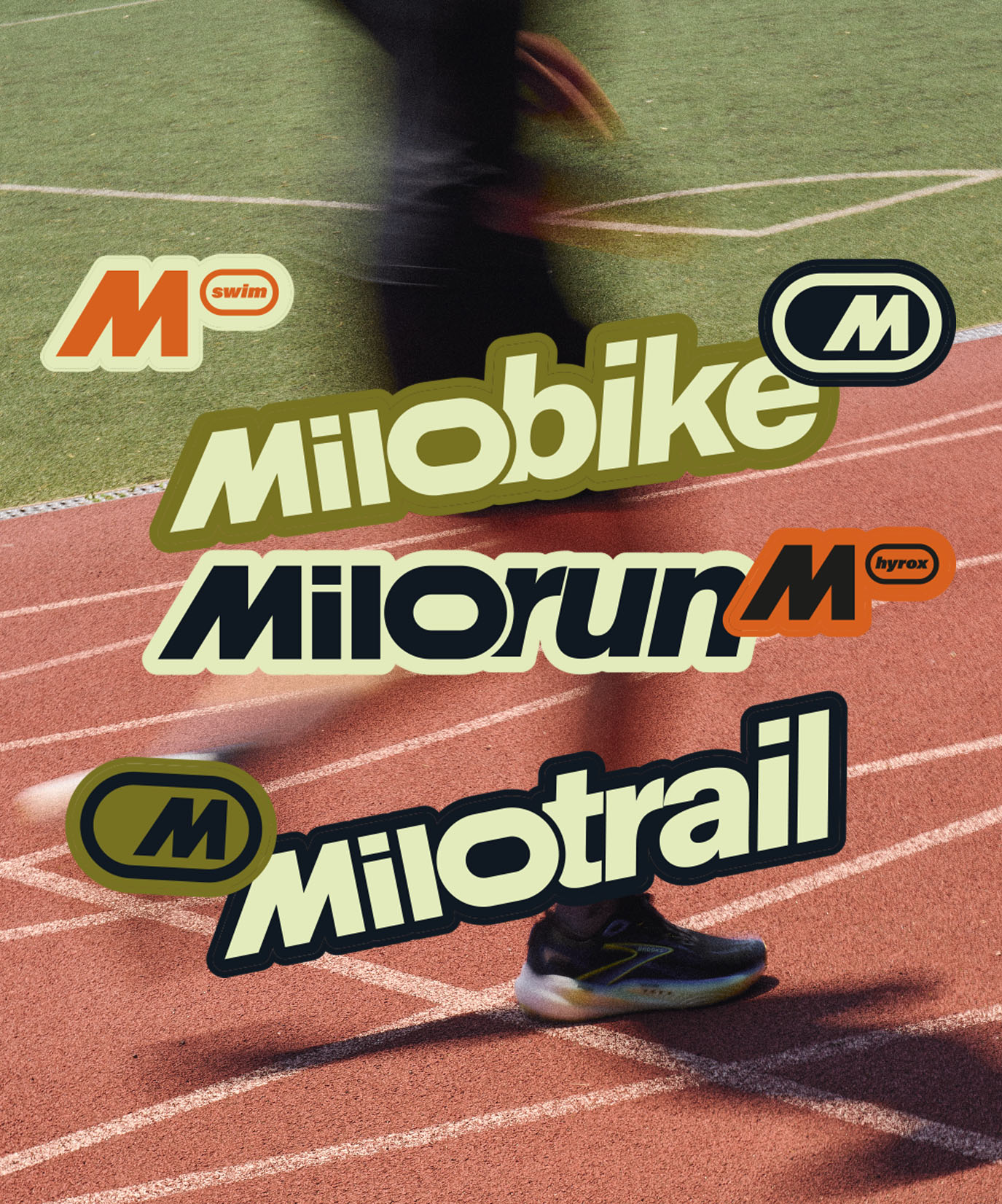 Chaussure de course noire en mouvement sur piste d'athlétisme rouge avec logos stylisés Milobike, Milorun et Milotrail superposés.
