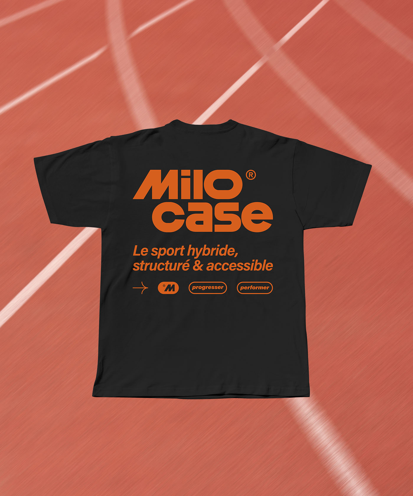 T-shirt noir avec le texte orange 'Milo case Le sport hybride, structuré & accessible progresser performer' sur un fond de piste d'athlétisme rouge.