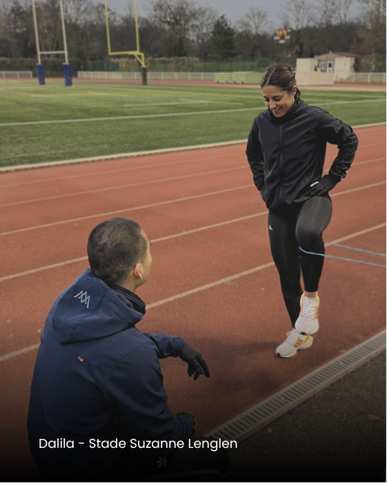 Préparation course à pied personnalisée sur piste : Félix Khau observe une cliente en séance de renforcement ciblé.