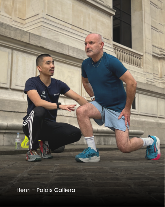 Coaching privé à Paris : Félix Khau accompagne un client dans un exercice postural de renforcement.