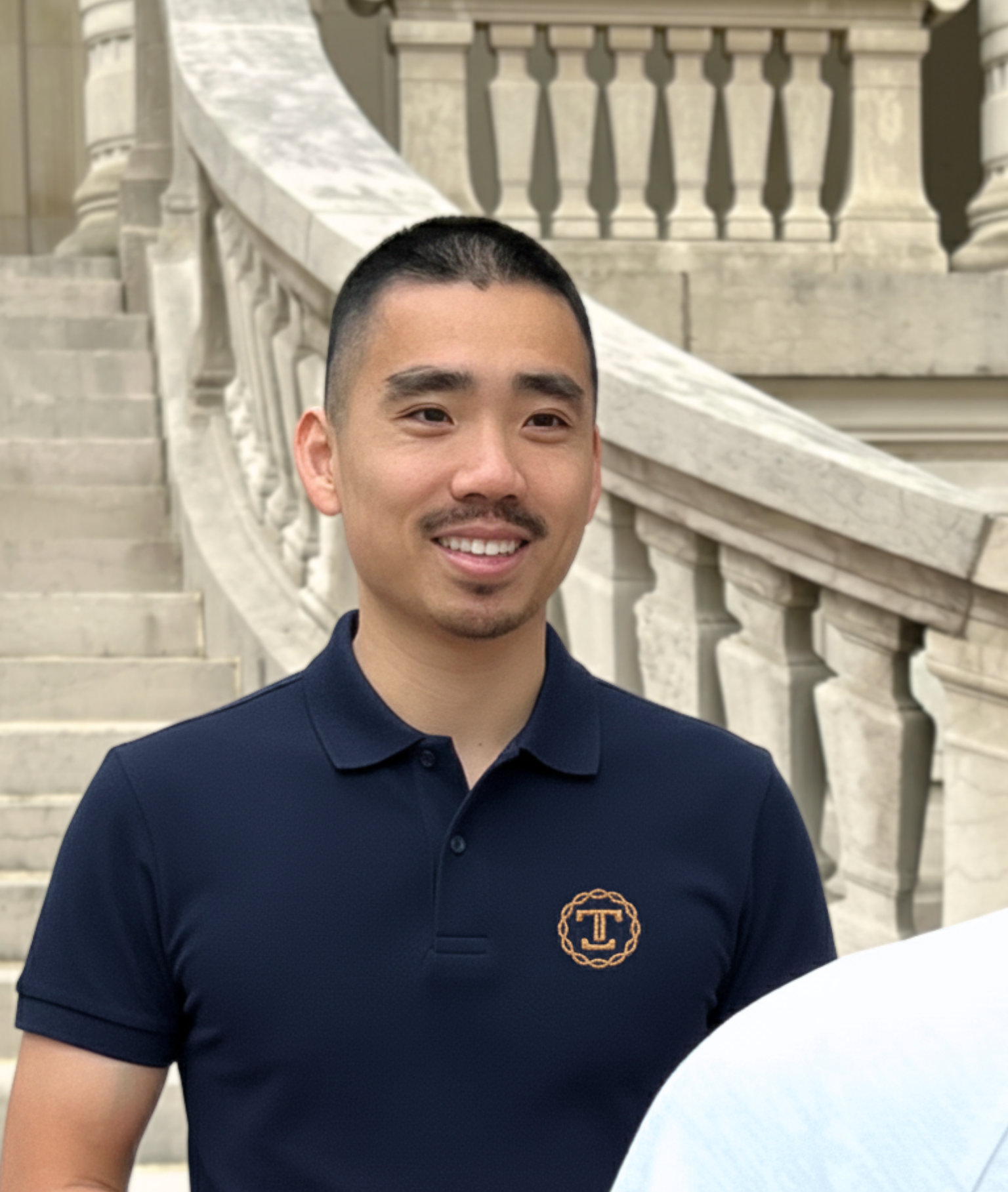 Félix Khau, coach sportif haut de gamme à Paris, échange avec un client lors d’une séance en extérieur.