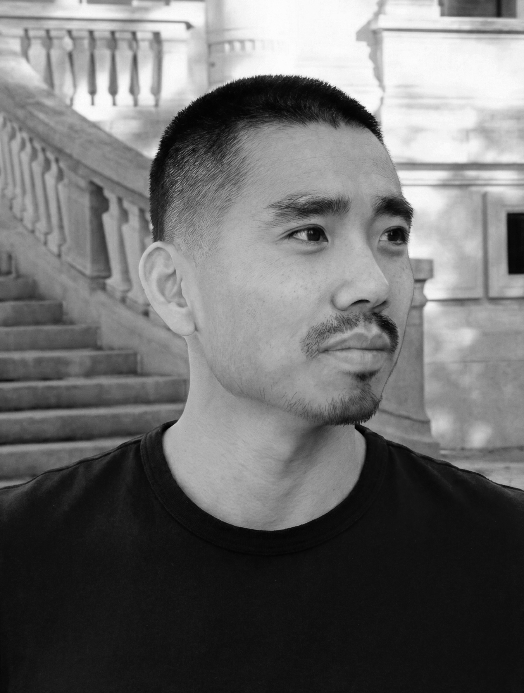 Félix Khau, coach sportif haut de gamme à Paris, échange avec un client lors d’une séance en extérieur.