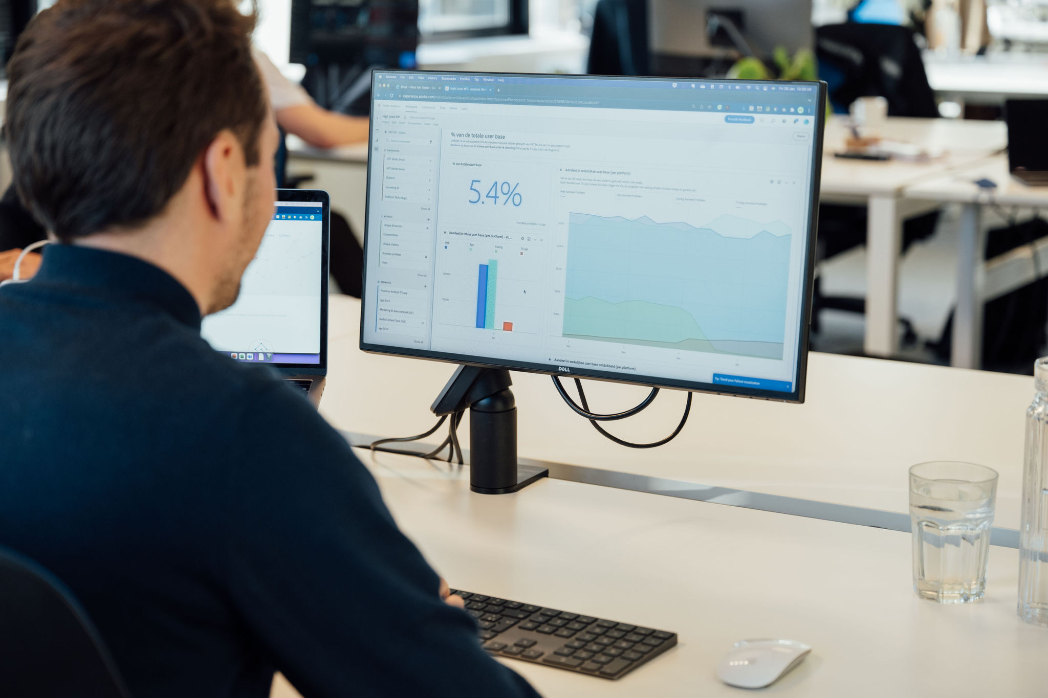 Persoon die op de laptop aan het werken is