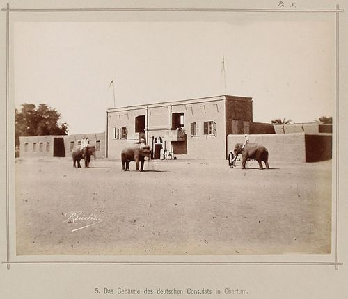 أمام القنصلية الألمانية في الخرطوم وتظهر مجموعة أفيال أسيوية أماماها