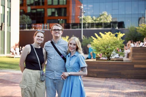 an employee of the looqme company