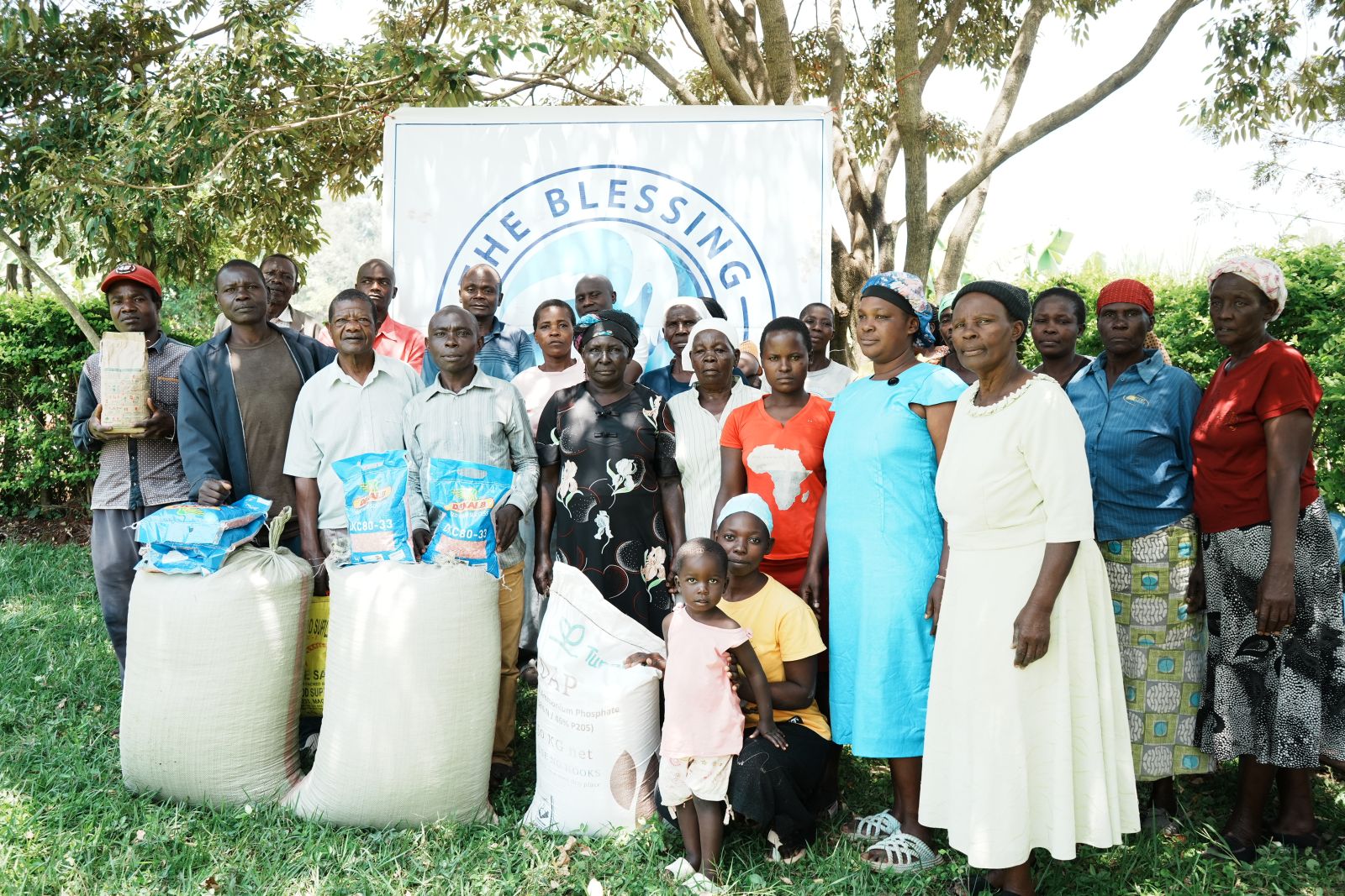 Aero%20Tich%20Maber%20members%20in%20Migori%20recieving%20maize%20seeds%2C%20fartilisers%20and%20planting%20(64).JPG