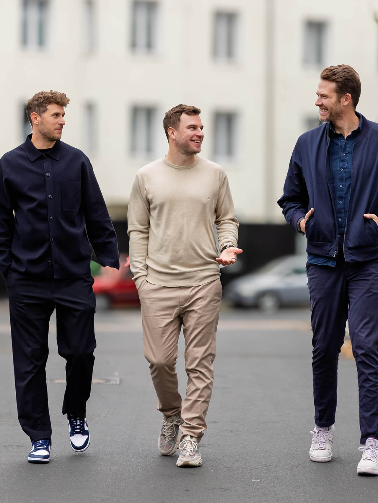 Drei Männer von Ballin Player Management laufen die Straße hoch