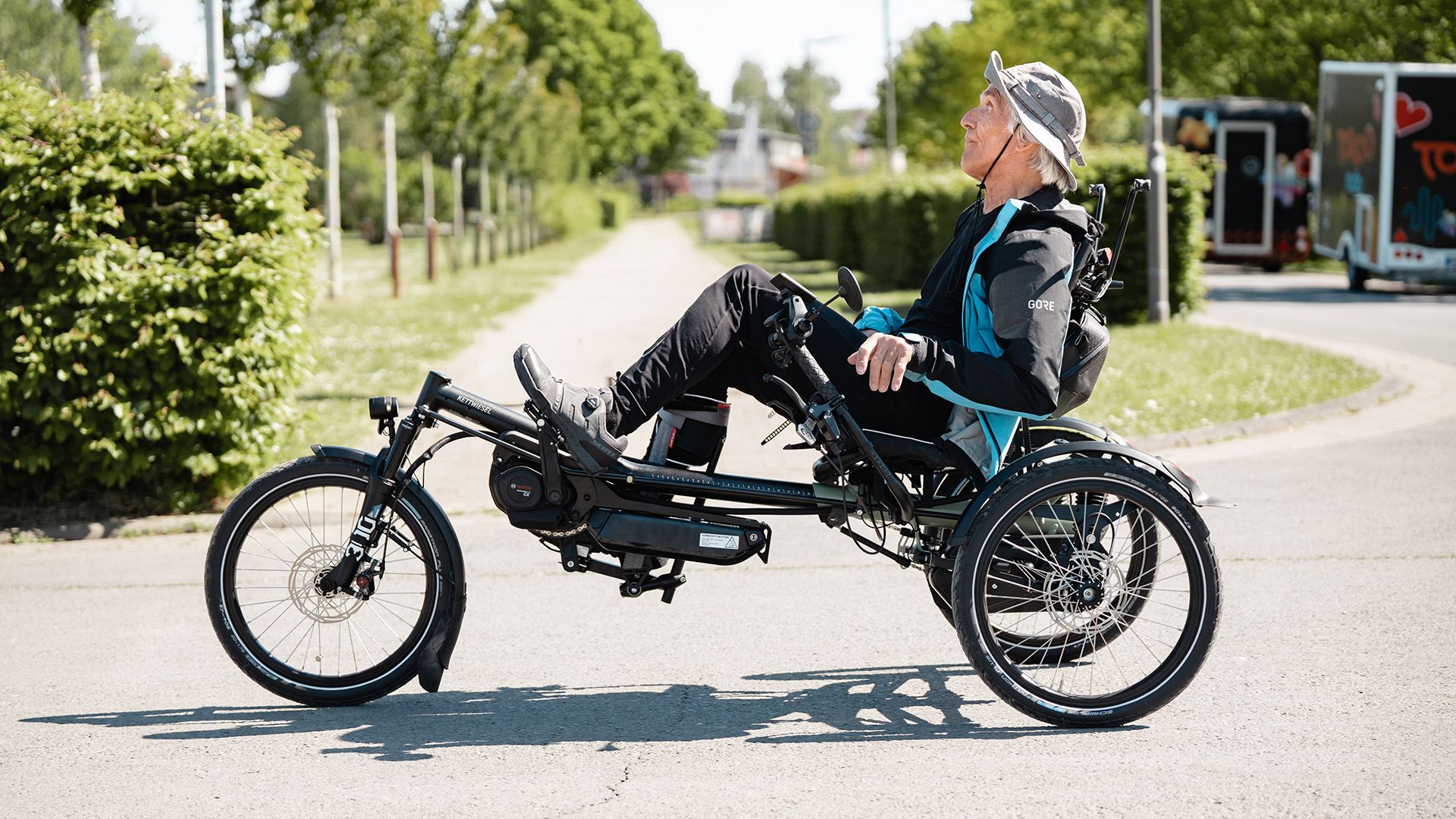 Ein Mann mit Tetraspastik fährt auf einem Dreirad für Erwachsene Hase Bikes Kettwiesel ONE