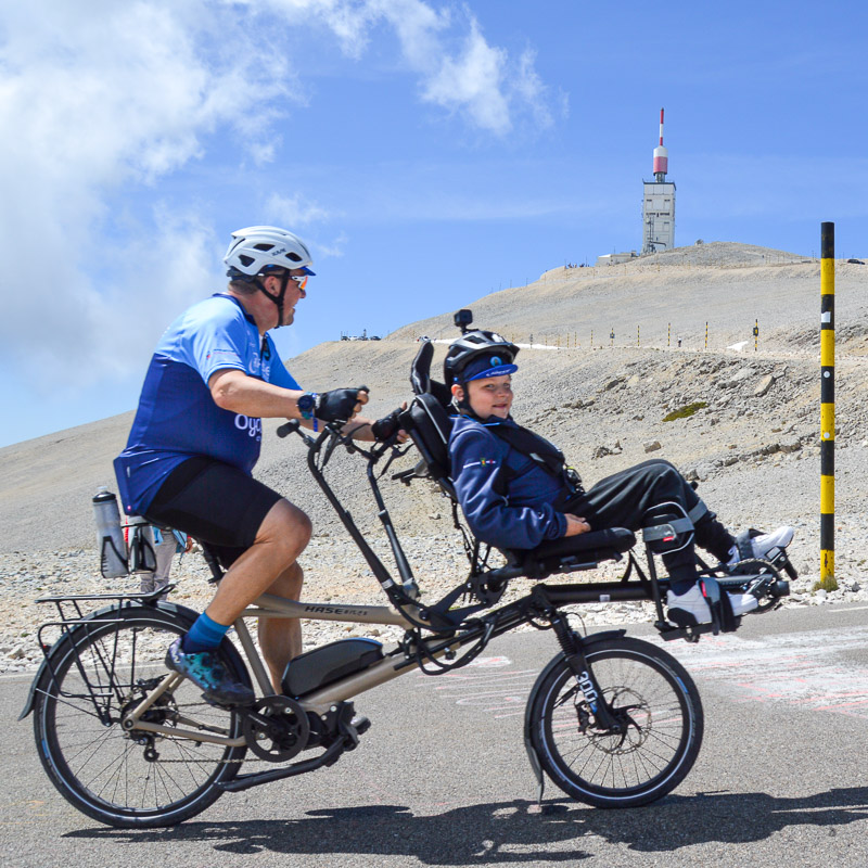 Vater und Sohn fahren mit einem Tandem Pino E von Hase Bikes auf dem Mont Ventoux
