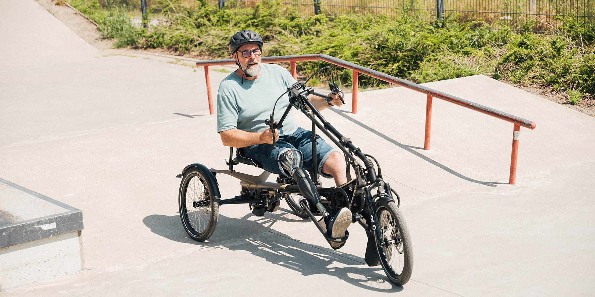 Kettwiesel ONE Handbike auf eine Betonfläche in einem Skatepark