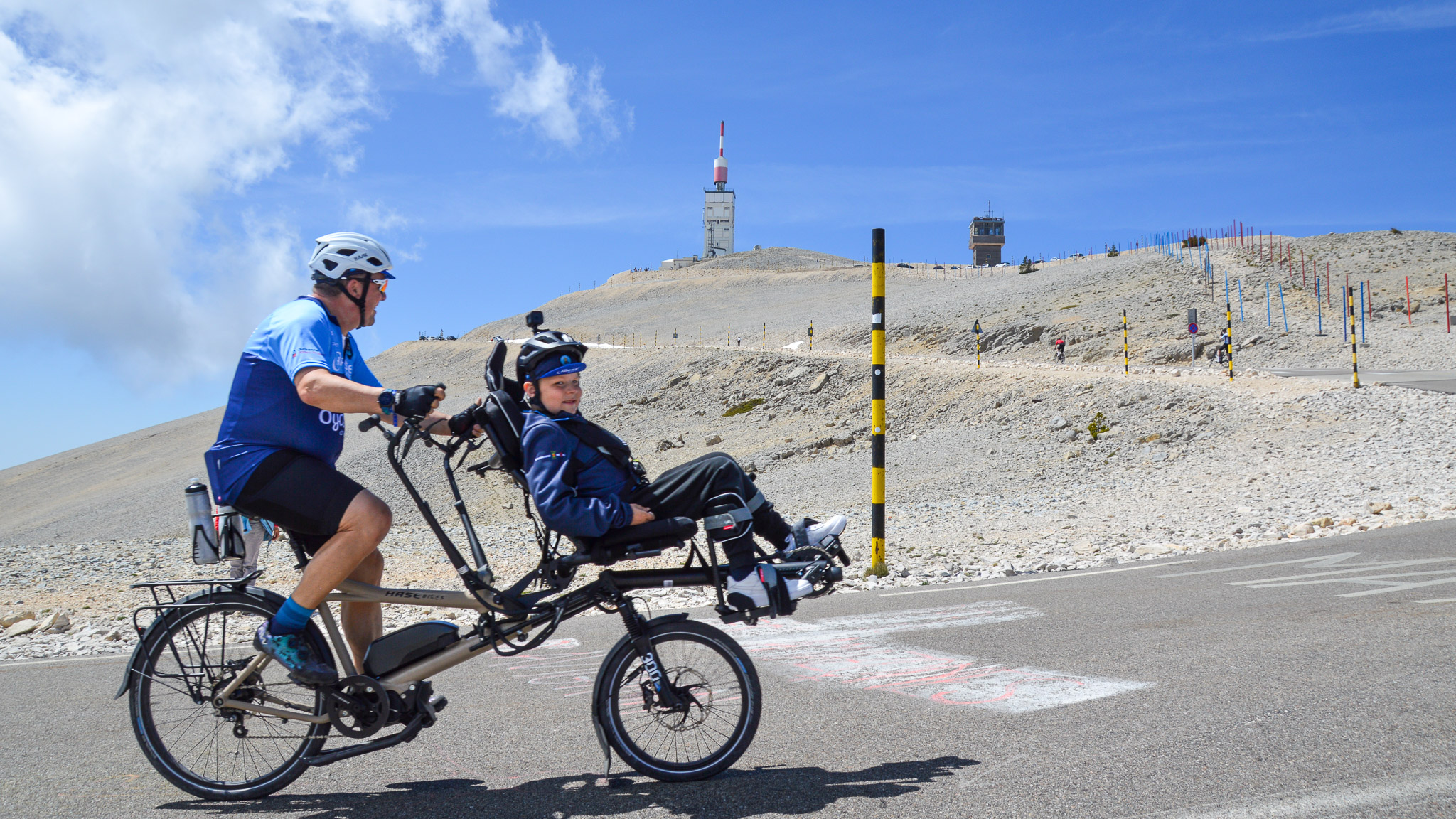 Vater und Sohn fahren mit einem Tandem Pino E von Hase Bikes auf dem Mont Ventoux